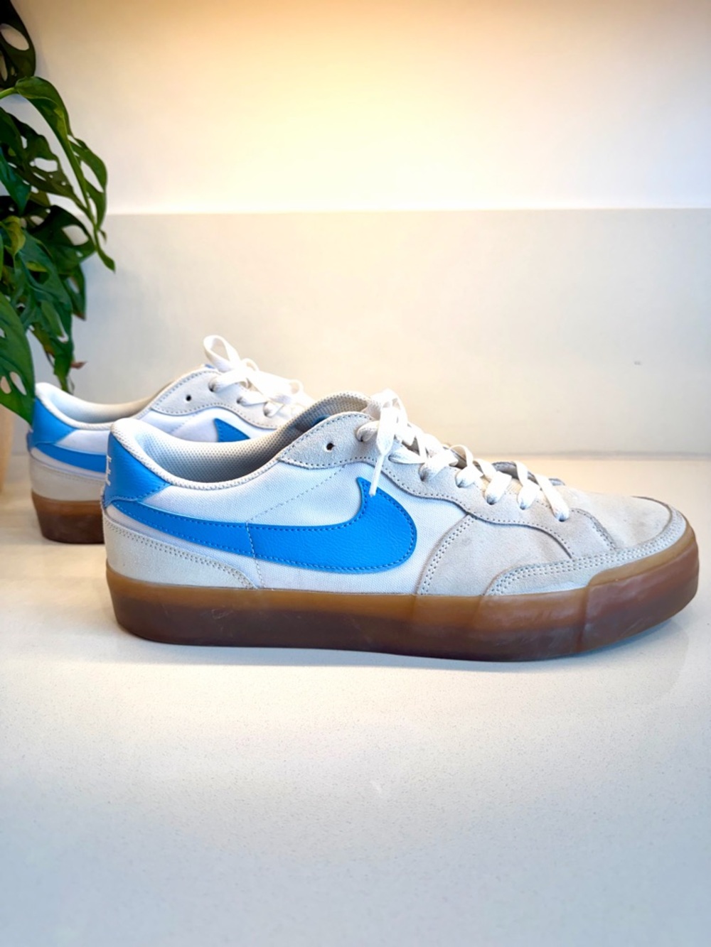 Nike Men’s Low-Top Sneakers in White with Bright Blue Swoosh and Gum Sole